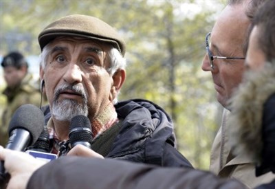 Alberto Perino protesta durante un esproprio in Valsusa (Infophoto) - notav_albertoperinoR439_thumb400x275