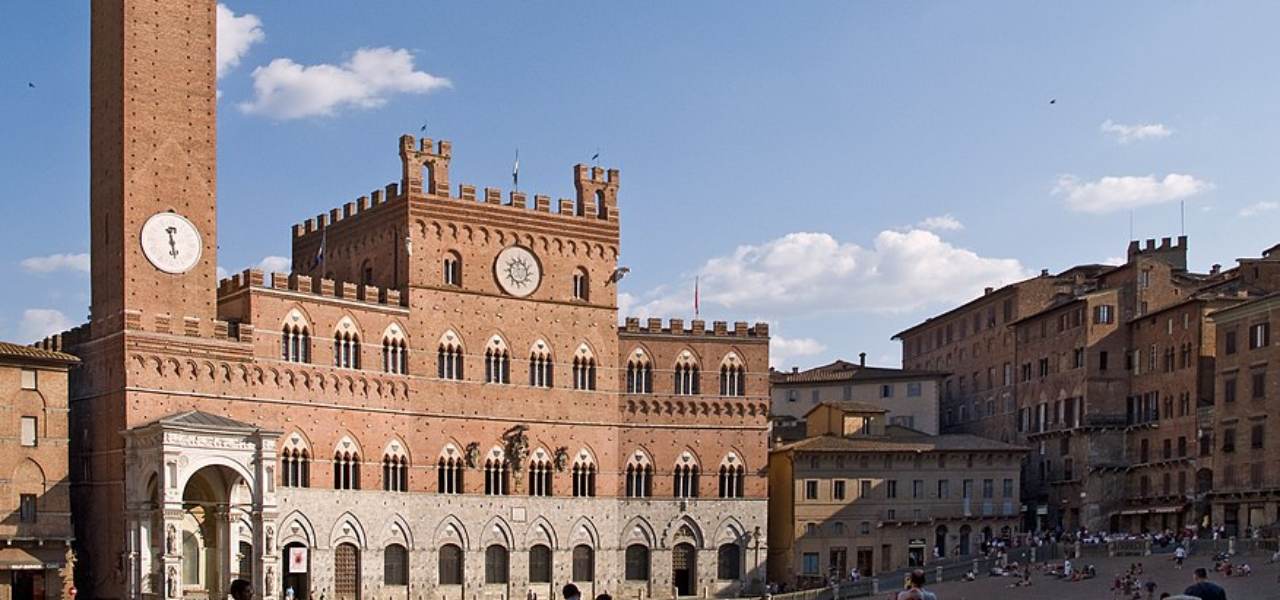 Ultime Notizie Oggi Ultimora Siena Piazza Del Campo Choc Suicida Da