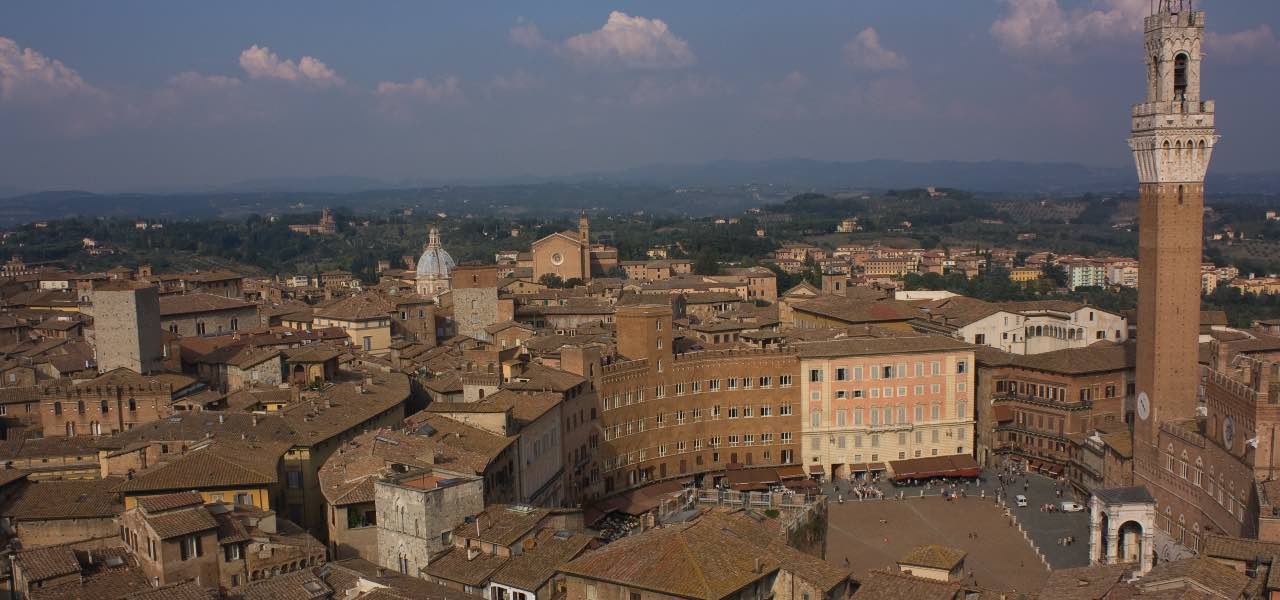 Suicida Da Torre Del Mangia Video Cadavere In Chat Siena Filmato