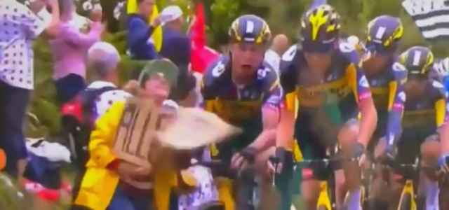 Tour De France Signora Abbatte Ciclisti Con Cartellone Video Seconda