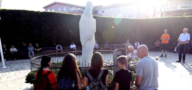 Madonna Di Medjugorje Messaggio Marzo Pregate Con Ges Sulla