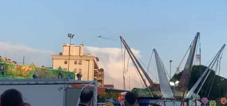 Verona Aereo Antonov Sorvola A Bassa Quota Con Una Scia Di Fumo Video