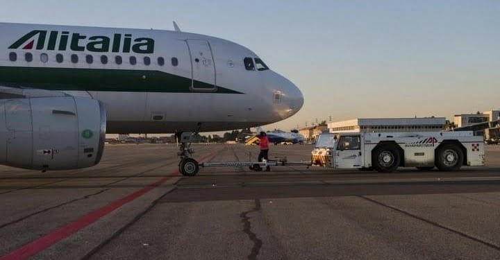 Alitalia_Aereo_traino_lapresse