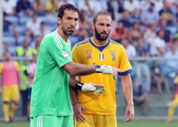 Buffon_Higuain_Juventus_gialla_lapresse_2017