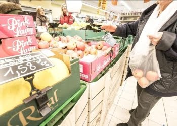 Spesa_frutta_sacchetto-Lapresse