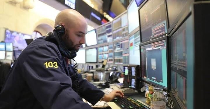 Trader_Borsa_Telefono_Lapresse