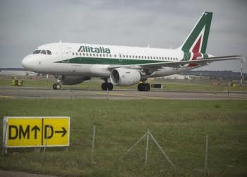 alitalia_aereo_pista_lapresse