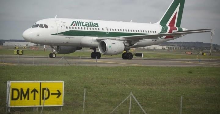 alitalia_aereo_pista_lapresse