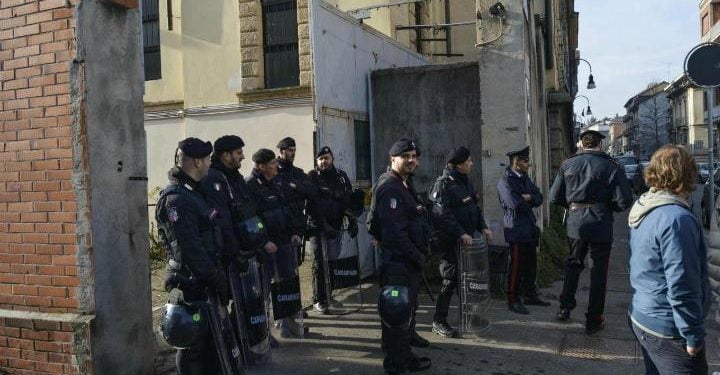 caserma_polizia_scontri_sgomberi_g8_lapresse_2017