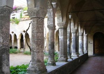 chiostro_san_francesco_sorrento_wikipedia