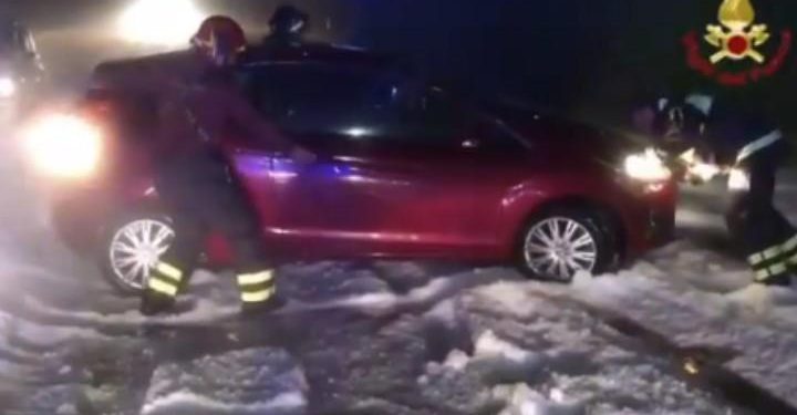 grandine_varese_vigili_fuoco_auto_ghiaccio_neve_twitter_2018