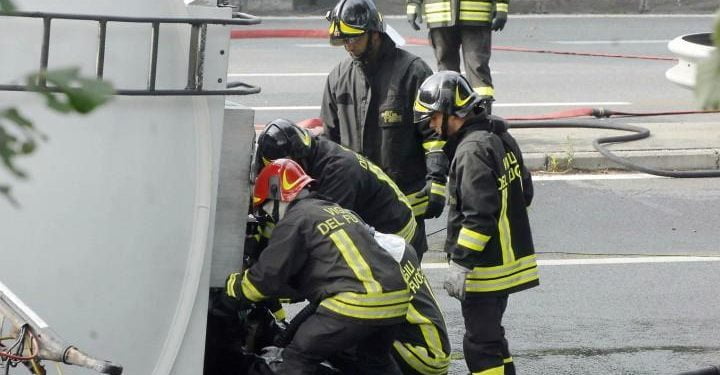 incidente_autostrada_tangenziale_autocisterna_vigili_fuoco_lapresse_2018