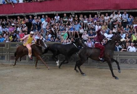 palio_di_siena_corsa