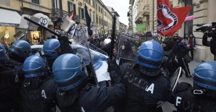 polizia_scontri_antifascismo_antagonisti_laresse_2018