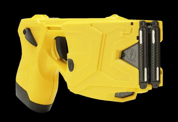 Come funziona il taser, la pistola che spara le scariche elettriche? 