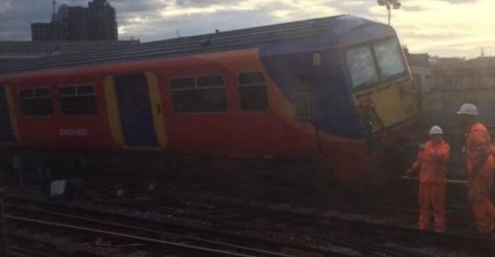 treno_deraglia_londra_waterloo_inghilterra_incidente_twitter_2017