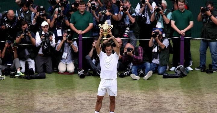 Federer_trofeo_Wimbledon_lapresse_2017