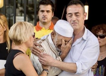 attentato_barcellona_abbraccio_imam_vittime_islam_isis_twitter_2017