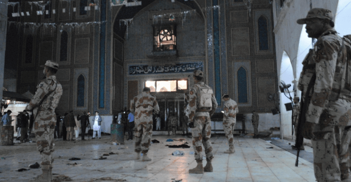 attentato_chiesa_santuario_pakistan_kamikaze_terrorismo_isis_twitter_2017