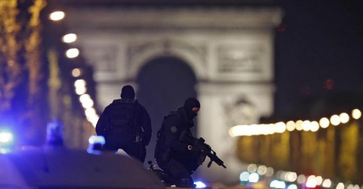 attentato_parigi_terrorismo_polizia_lapresse_2017