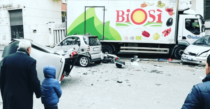 camion_incidente_roma_balduina_auto_twitter_2018