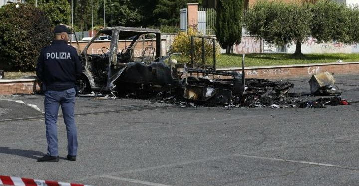 camper_incendio_rogo_roma_centocelle_polizia_rom_lapresse_2017