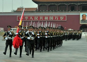 cina_piazza_tiananmen_soldati_mao_lapresse_2015