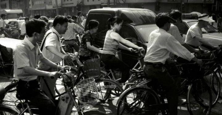 cina_traffico_biciclette_shangai_lapresse_2004