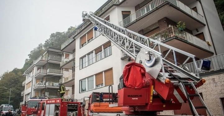 como_pompieri_incendio_soccorso_lapresse_2017