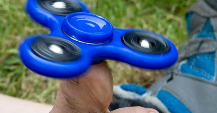 fidget_spinner_trottola_gioco_estate_lapresse_2017