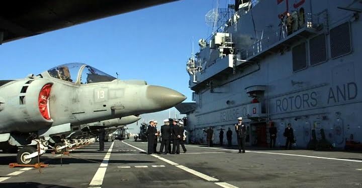 guerra_italia_nave_garibaldi_2_lapresse_2001