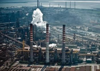 Ex Ilva, rischio spegnimento impianti e mancanza soldi decarbonizzazione