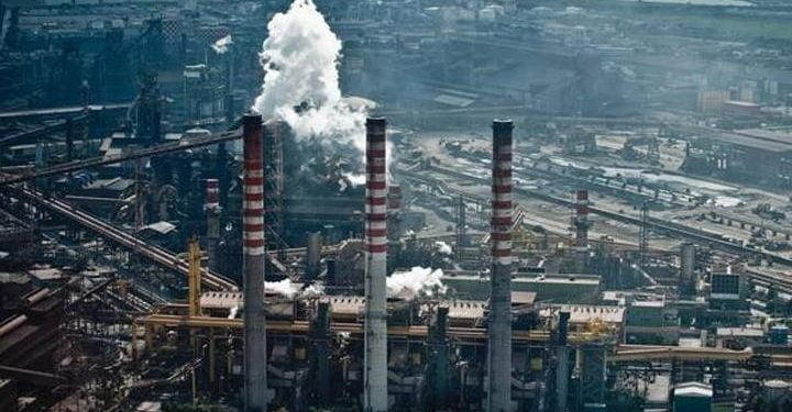 Ex Ilva, rischio spegnimento impianti e mancanza soldi decarbonizzazione