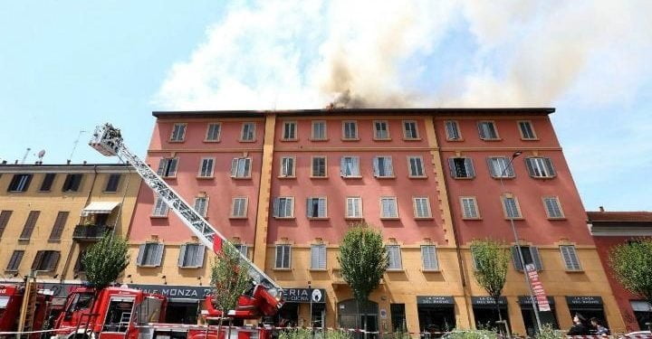 incendio_milano_viale_monza_vigili_fuoco_fiamme_lapresse_2017