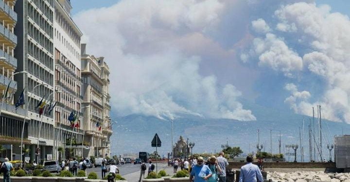 incendio_napoli_vesuvio_lapresse_2017