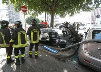 incidente_stradale_milano_vigili_fuoco_auto_moto_lapresse_2017