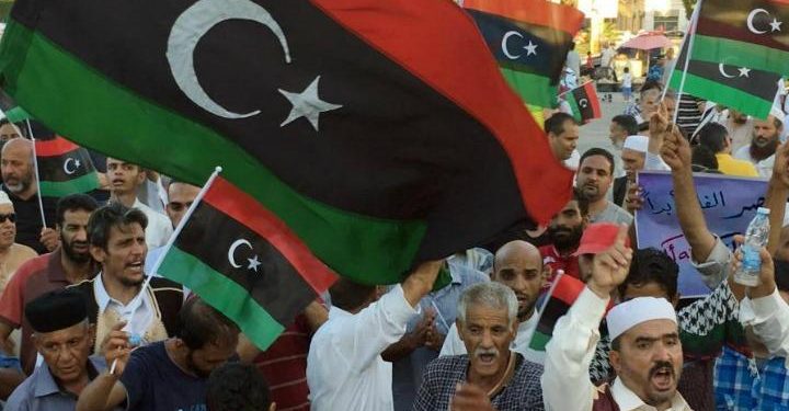 libia_proteste_manifestazione_bandiera_lapresse_2016