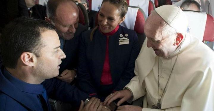 matrimonio_papa_francesco_aereo_cile_assistenti_volo_twitter_2018