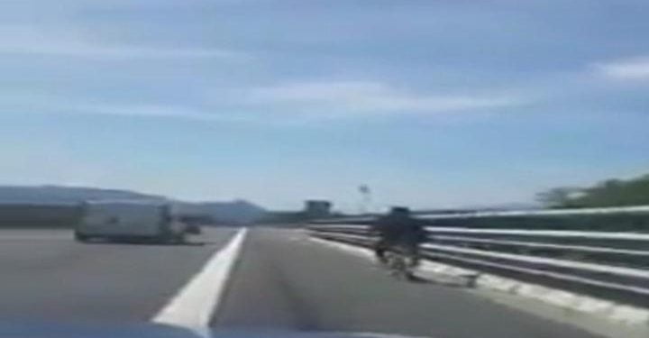 migranti_polizia_bici_autostrada_twitter_2017