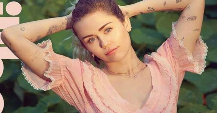 miley_cyrus_facebook_2017