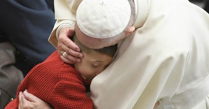 papa_francesco_abbraccio_bambino_twitter_2018