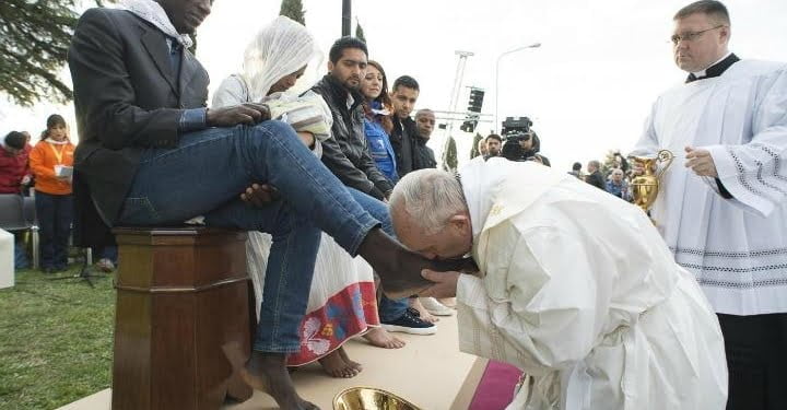 papa_francesco_lavanda_piedi_triduo_giovedi_santo_pasqua_lapresse_2017