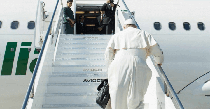 papa_francesco_viaggio_aereo_1_lapresse_2017