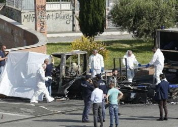 roma_rogo_incendio_camper_rom_polizia_lapresse_2017