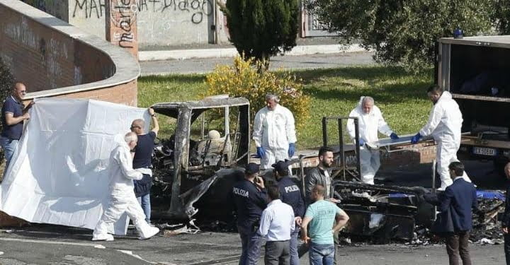 roma_rogo_incendio_camper_rom_polizia_lapresse_2017