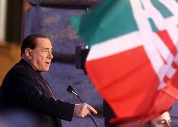 Berlusconi_bandiera_comizioR439