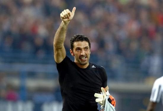 Buffon_pollice_2016