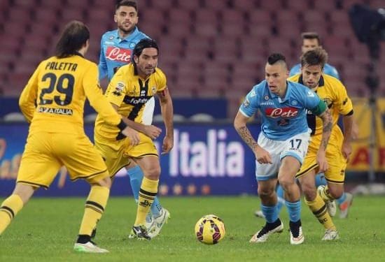 Hamsik_Parma_circondato