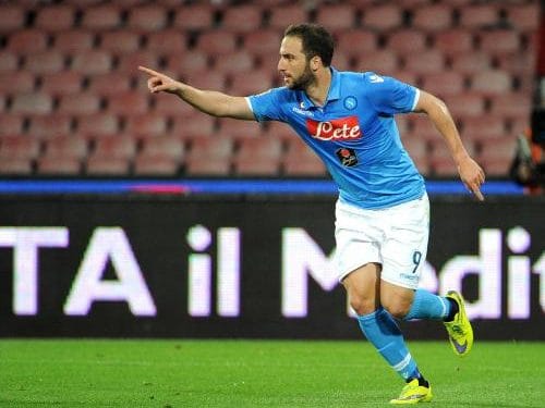 Higuain_indica-_gol