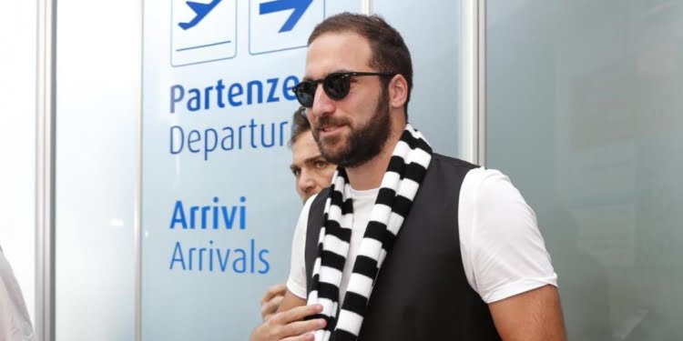 Higuain_sciarpaJuve